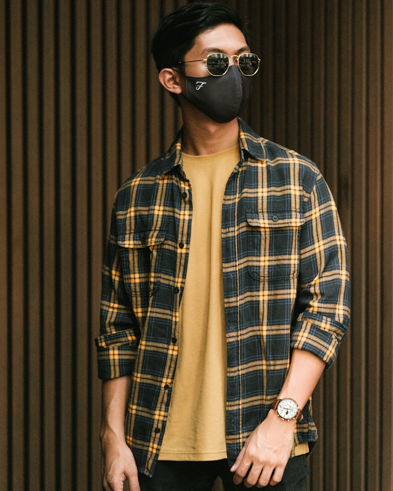 Dettaglio colletto camicia in lino toni caldi