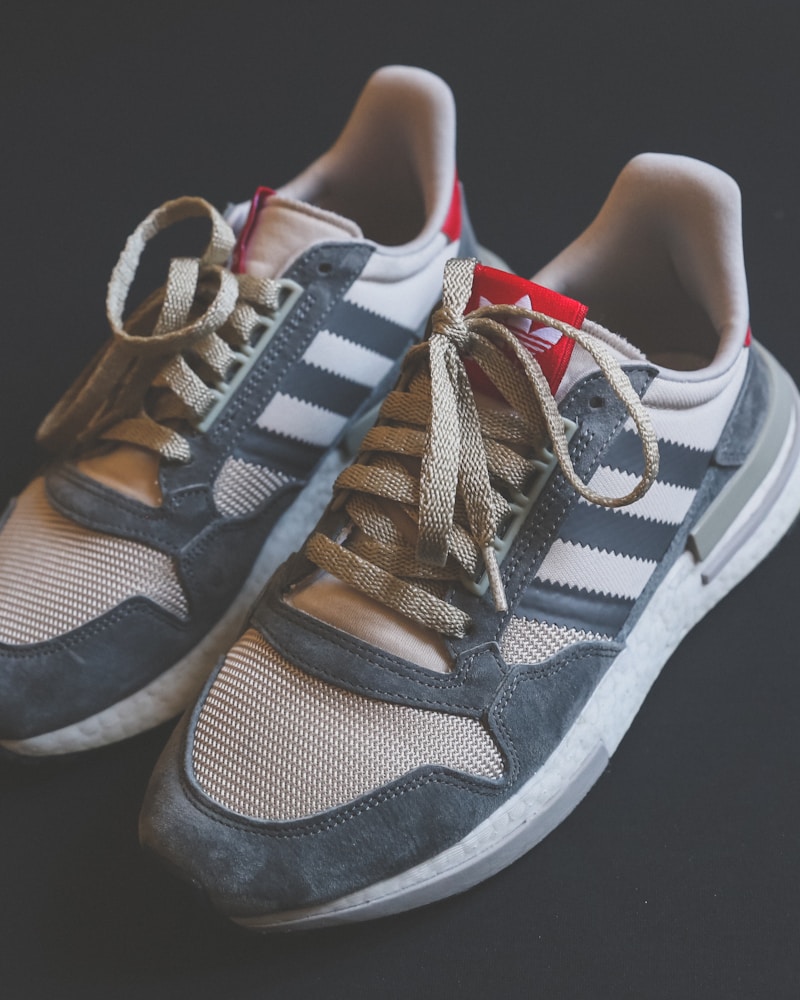 Uomo in chino beige e sneaker bianche mentre cammina