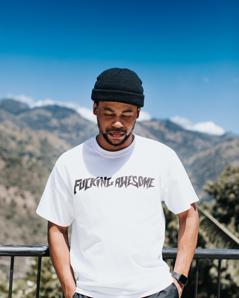 Uomo con polo verde oliva a un caffè all'aperto