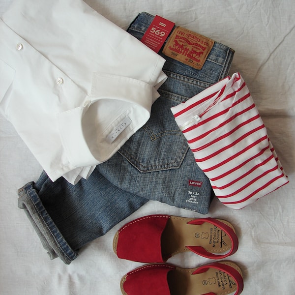 Uomo con abbigliamento Spacenk al mercato italiano