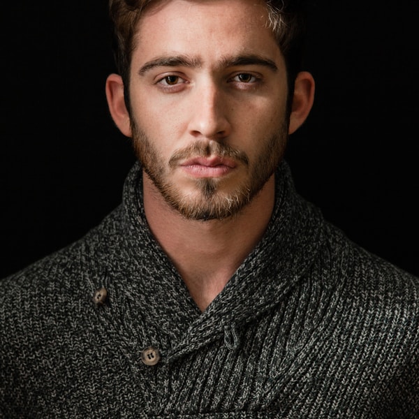 Uomo in abbigliamento Spacenk nel parco urbano