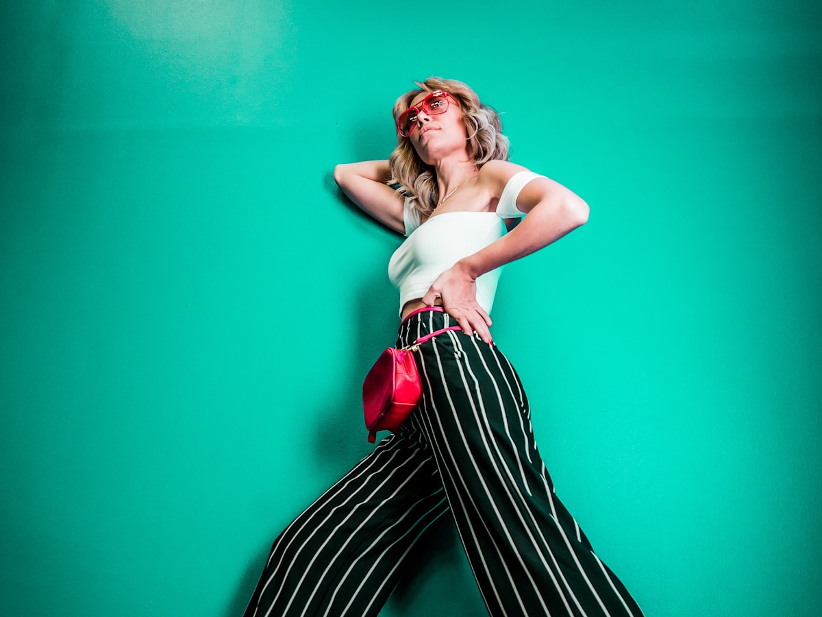 Uomo elegante in un quartiere urbano di Milano - Collezione Essenziali Urbani