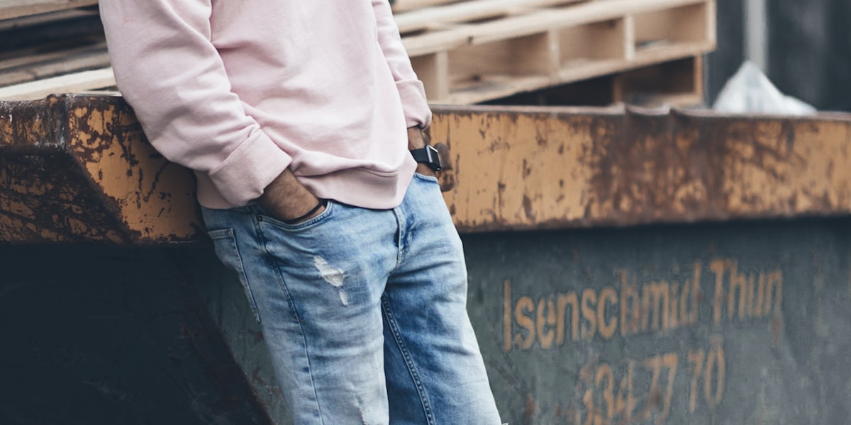 Look stratificato con giacca denim su felpa